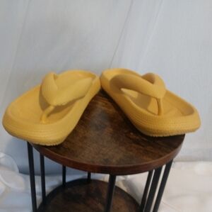 Cloud pillow sandals size 8 women's yellow
